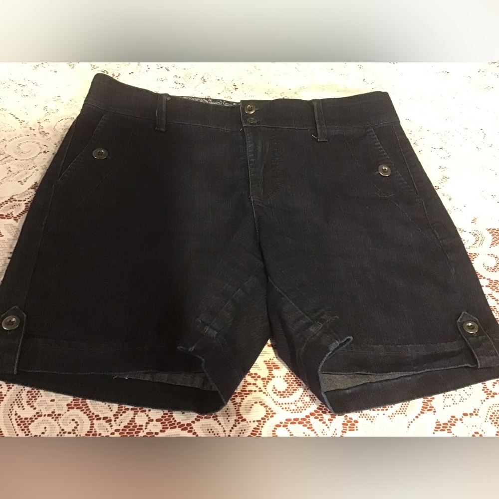 Gloria Vanderbilt Women’s Dark Wash Denim Shorts 6 inch inseam Size 6